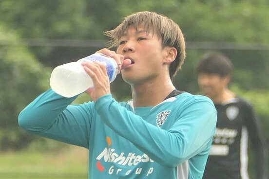 練習の合い間に水分補給をする碓井聖生