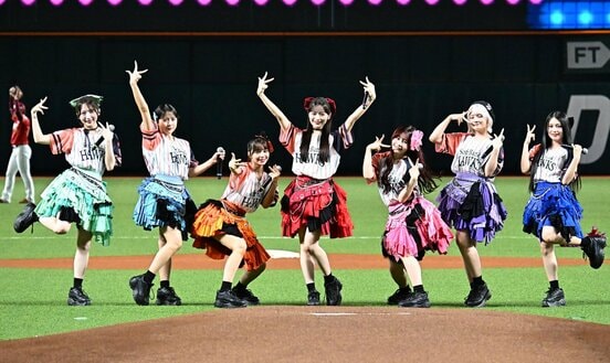 試合前にライブを行うＣＡＮＤＹ　ＴＵＮＥ