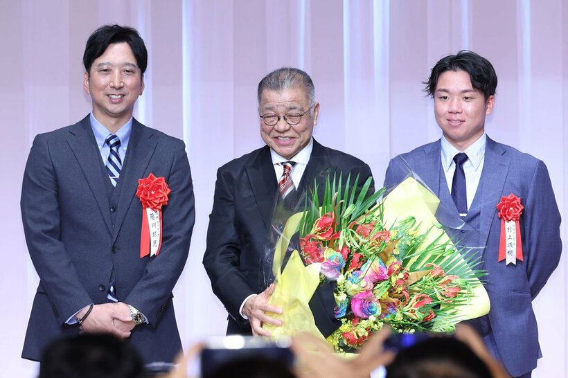 掛布雅之OB会長(中)に花束を渡した阪神・藤川監督(左)と村上頌樹