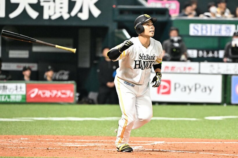 今季１号を放つ近藤健介