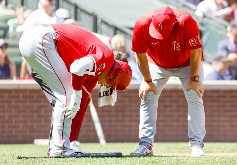  左足甲を気にする大谷（左）（ロイター＝USA TODAY Sports）