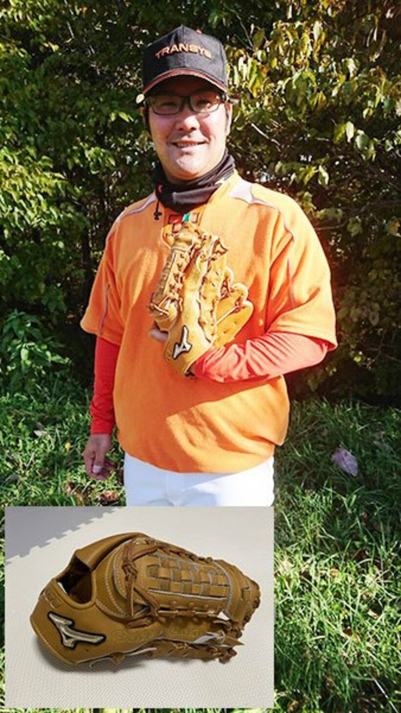  選手兼任コーチとして奮闘する本間さん。囲み写真は斎藤から贈られたグラブ（提供写真）
