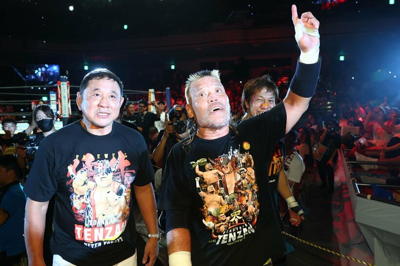 引退試合後、笑顔で会場のファンの声援に応える天山広吉(手前右)