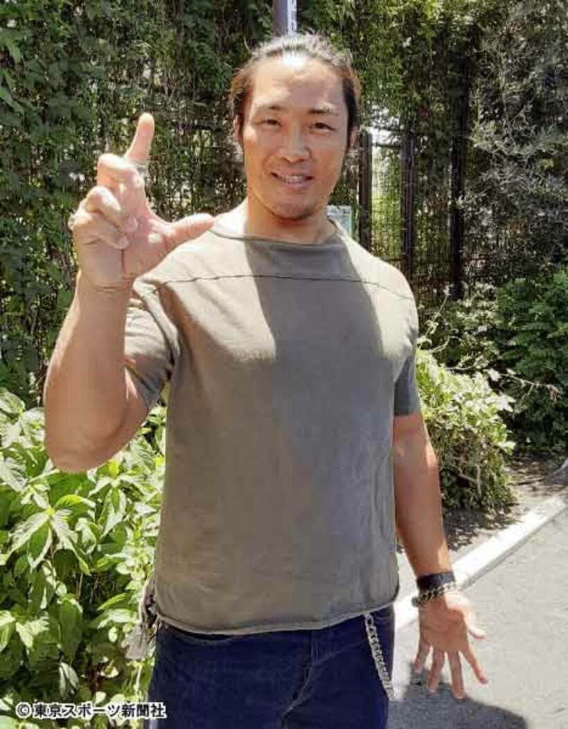  棚橋は得意のポーズを決めた