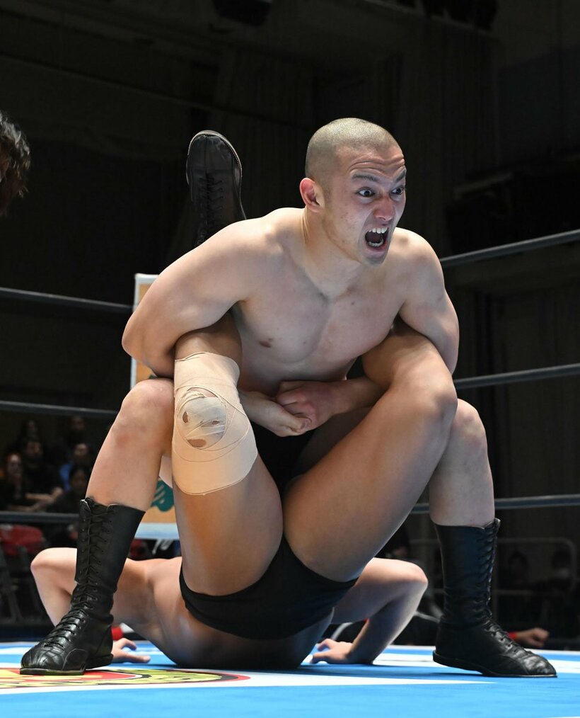 松本達哉（下）を攻める中原大誠