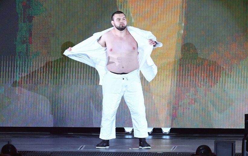 花道を進む前に、柔道着を脱ぎ捨てるウルフアロン