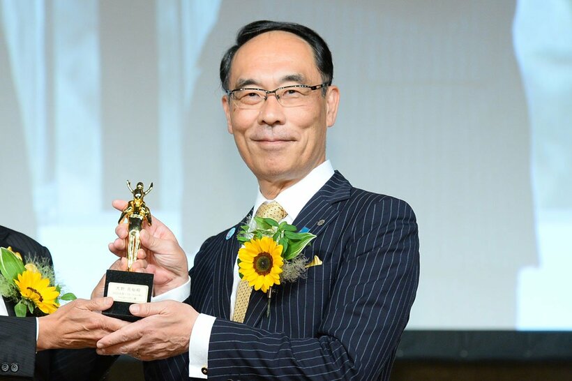 ベスト・ファーザー賞を受けた大野元裕知事