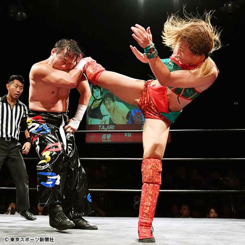  朱里の鮮やかなハイキックがTAJIRI（左）にズバリ
