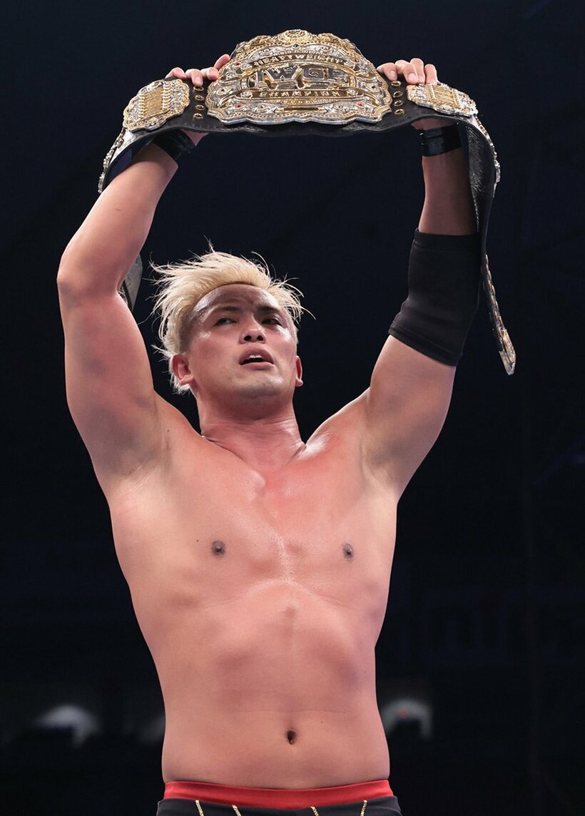  試合後、ＩＷＧＰベルトに別れを告げたオカダ（東スポWeb）