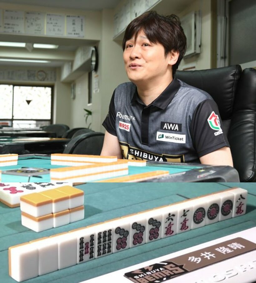  〈上〉会心の対局も振り返った多井（撮影＝東京・渋谷の麻雀オクタゴン）〈下〉２月２４日１回戦の３暗刻崩し白切りリーチ。他家の当たり牌・１筒を止め、自身はツモアガリ