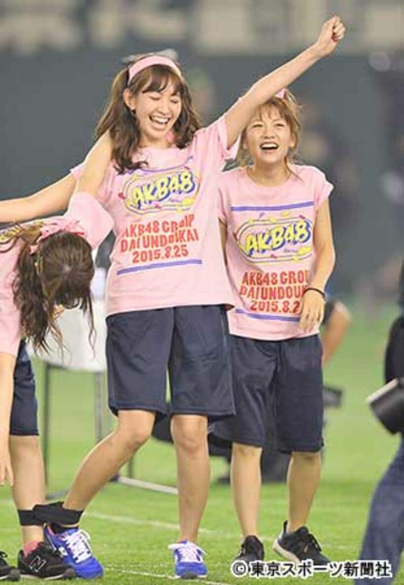 小嶋陽菜（左）と高橋みなみ