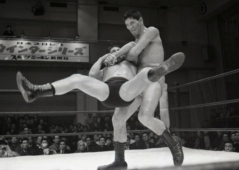  プロレス後楽園初進出のメインでヘルナンデスを振り回す馬場（東スポWeb）