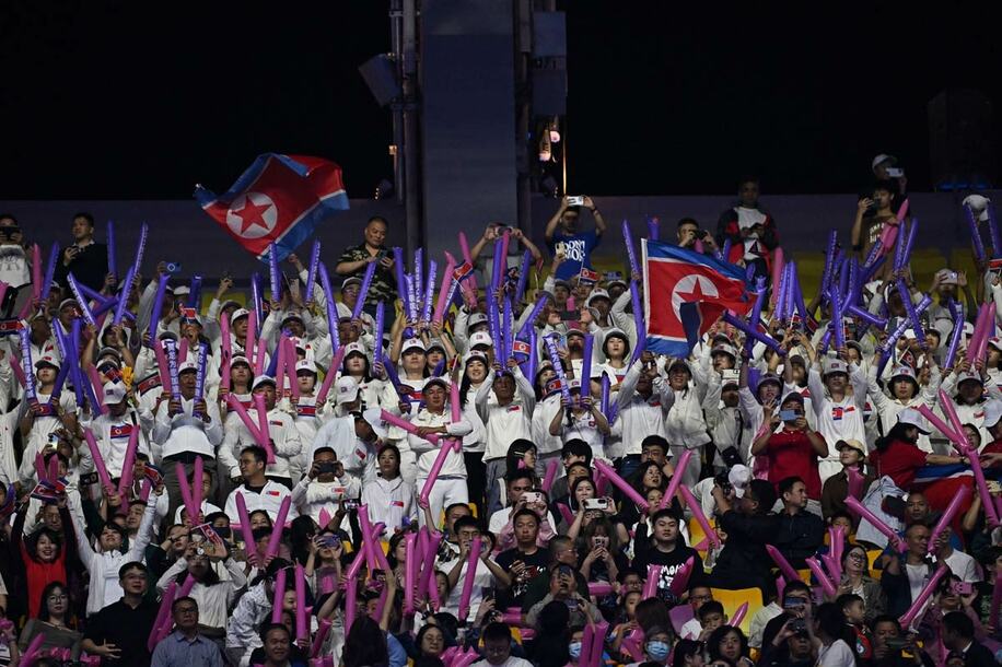１０月のアジア大会で熱烈な応援を見せた北朝鮮のサポーター（ロイター）