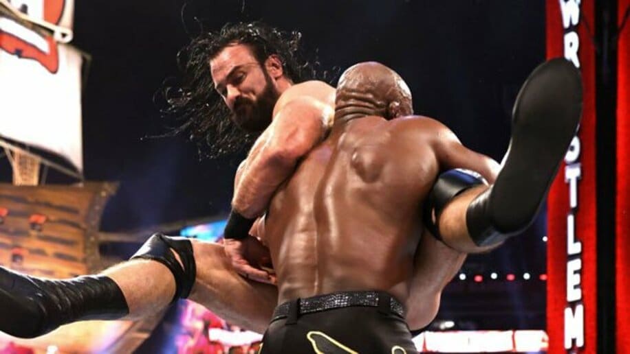  マッキンタイア（左）はラシュリーの腕を締め上げたが王座奪取はならず(©2021-WWE,-Inc.-All-Rights-Reserved.)