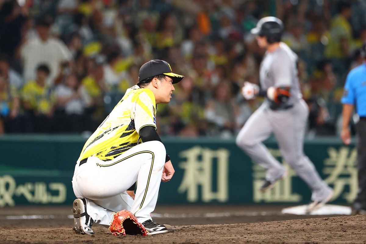 １点リードの９回、巨人・キャベッジ(右)に２ランを浴びて崩れる阪神・才木浩人