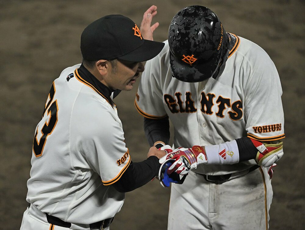 サヨナラ3ランを放った坂本勇人(右)を祝福する阿部監督