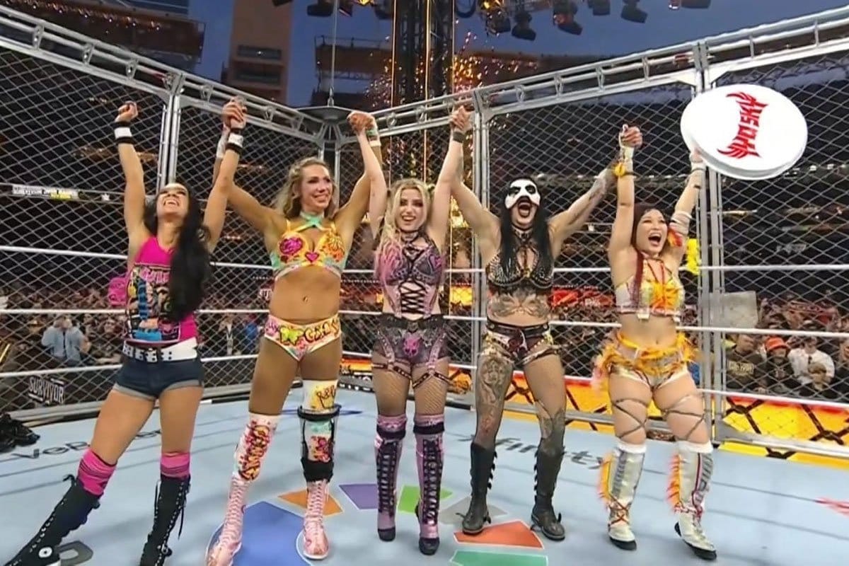 試合後、勝ち誇るイヨ・スカイ(右)たち（©AbemaTV, Inc.）