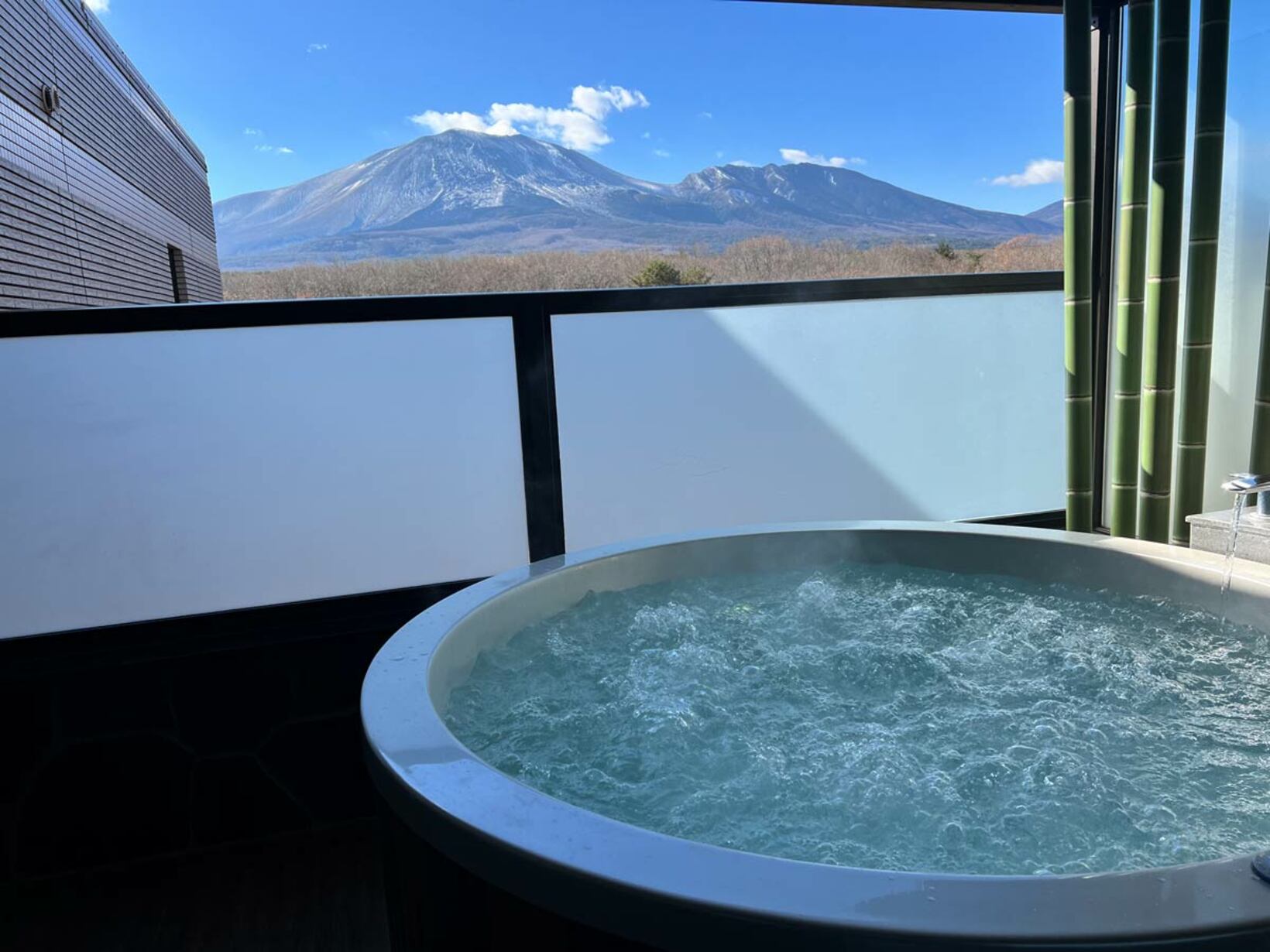 客室のジャグジーからは浅間山の眺望が楽しめます