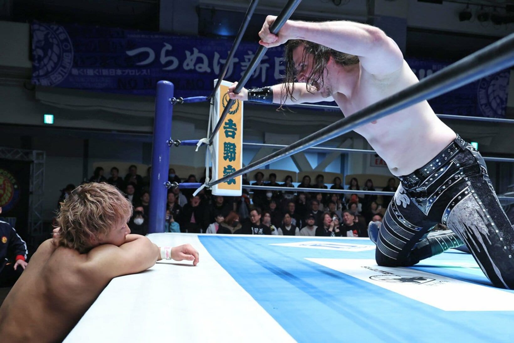 海野翔太とにらみ合うＯＳＫＡＲ