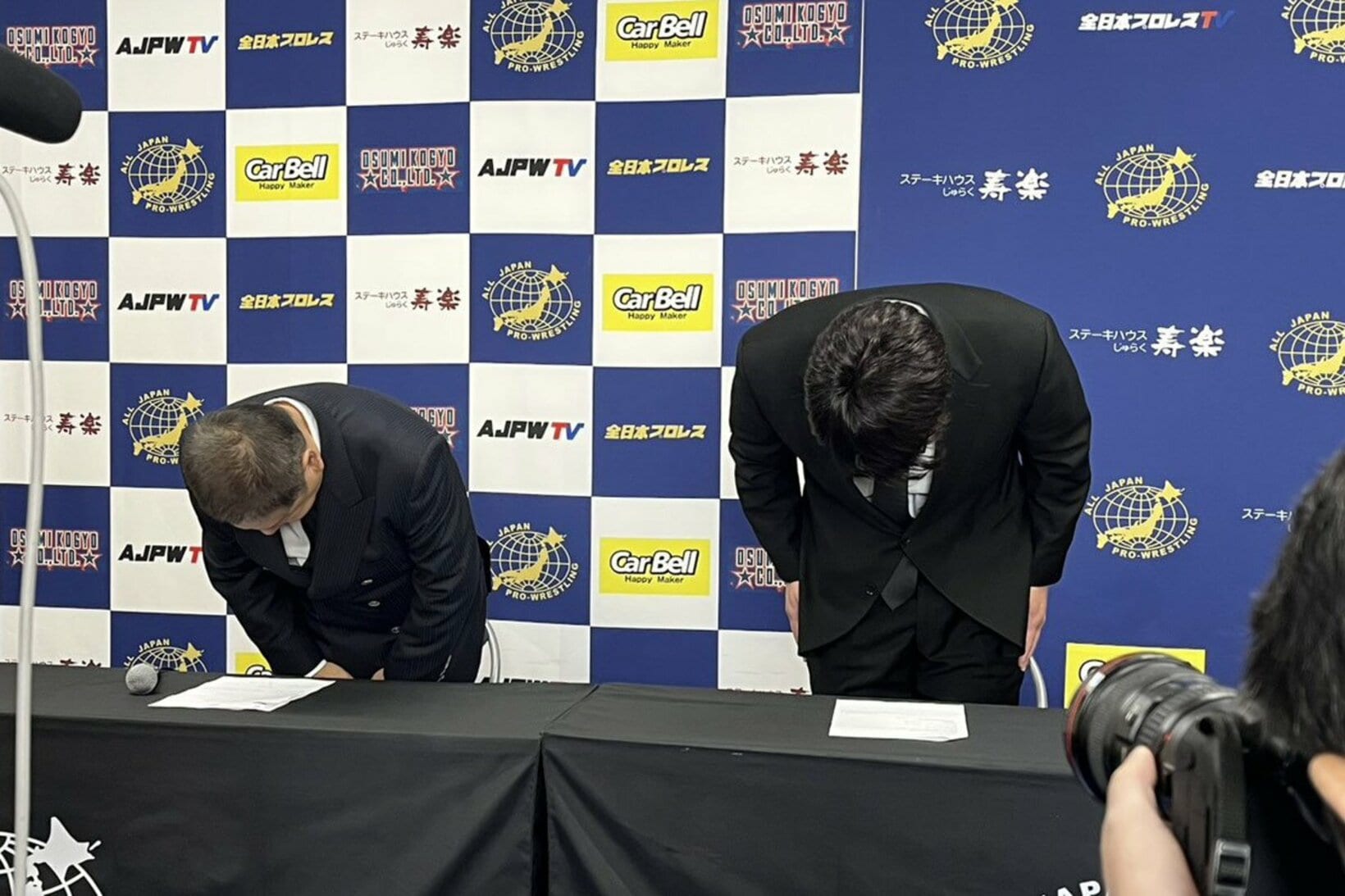 深々と頭を下げる十枝利樹取締役（左）と青柳優馬