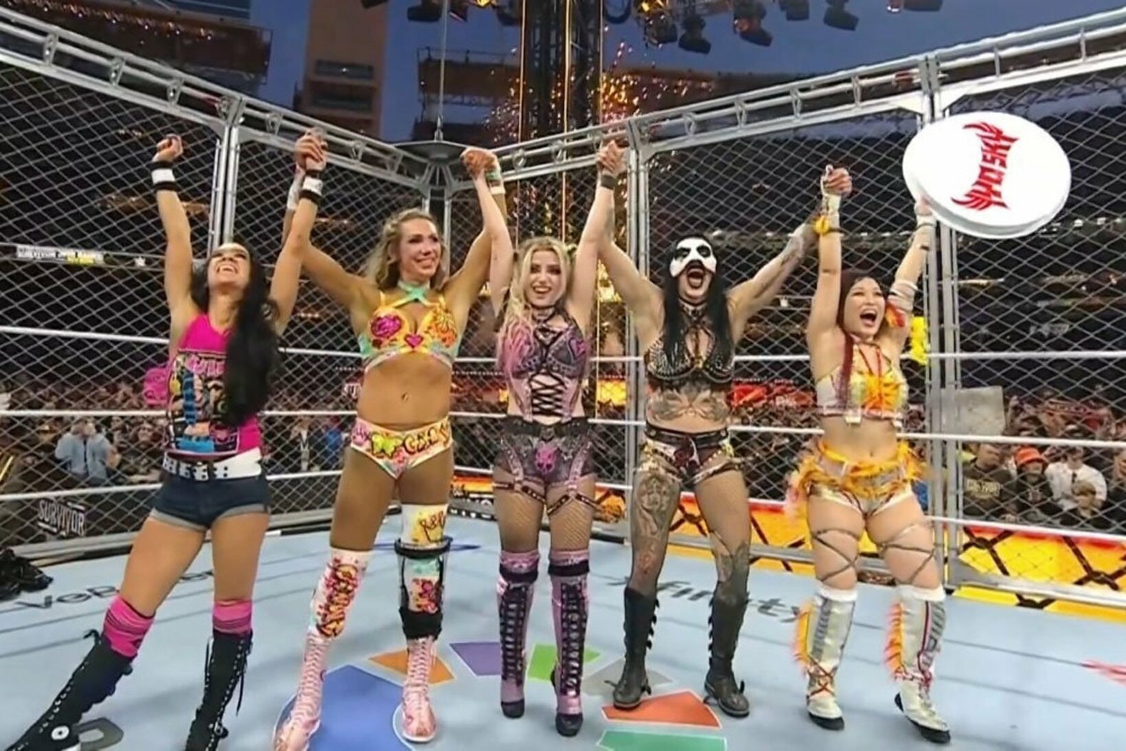 試合後、勝ち誇るイヨ・スカイ(右)たち（©AbemaTV, Inc.）