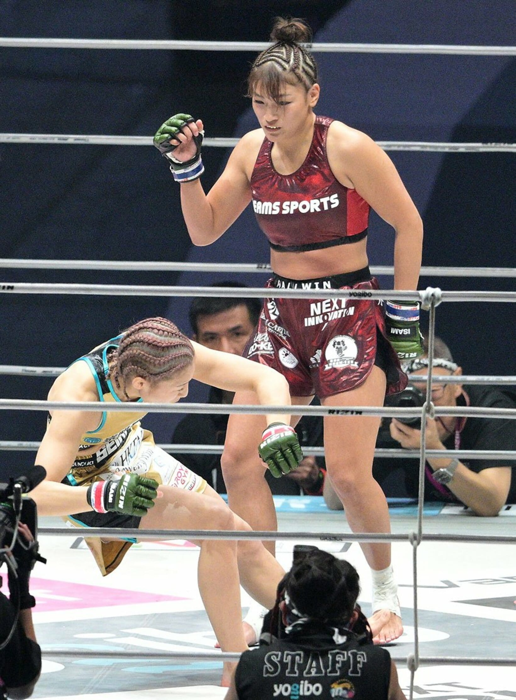 いきなり伊澤(左手前)からダウンを奪ったRENA