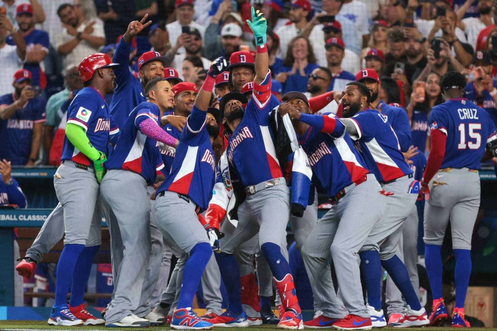 イスラエル相手に満塁弾を放ったタティスJr.は仲間とこのセレブ―ション（ロイター）