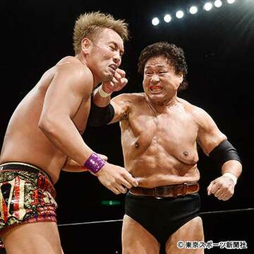 オカダ（左）の顔面にグーパンチを叩き込む天龍