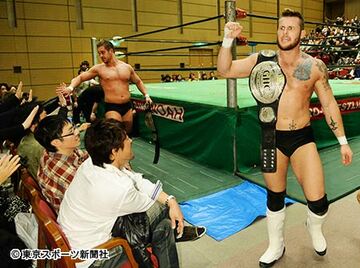 ＧＨＣタッグのベルトを肩に引き揚げるヘイスト（右）とニコルス