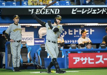打席に備える阪神・佐藤輝(中)を見守る今岡コーチ(左)