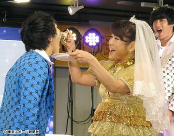  疑似結婚式を行ったはるな愛（右）と甘党男子の神久保翔也
