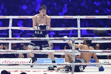 ルイス・ネリ（右）からダウンを奪う井上尚弥