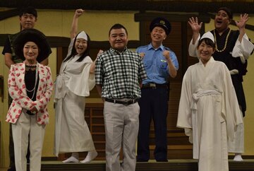  前列左から末成映薫、川畑泰史、浅香あき恵。後列左から千葉公平、島田珠代、吉田裕、諸見里大介