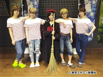  左から鷹藤ひの、窪田美沙、胡桃そら、月野もあ、百瀬ひとみ