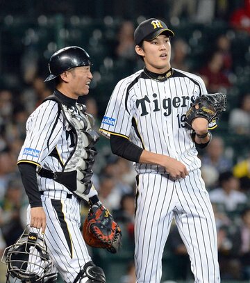 藤浪晋太郎(右＝現DeNA)とバッテリーを組んだ鶴岡一成（2014年）