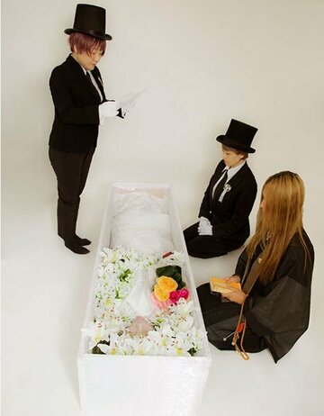  棺おけに入る体験者