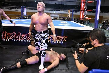 ウルフアロン(下)を足蹴にして退場するYuto-Ice