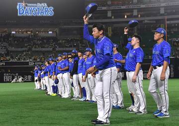 レフトスタンドのファンにあいさつするＤｅＮＡ・三浦監督（手前）とナイン