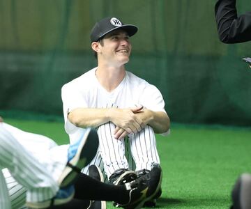 体育座りで目を輝かせるルーカス