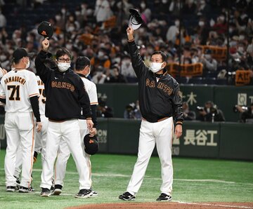  試合後、ファンの歓声に応える原監督（右）と元木ヘッド（東スポWeb）