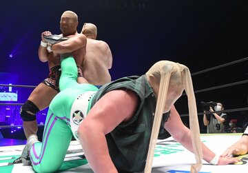  パンストをかぶせられながらササダンゴ(手前)の足を攻める杉浦