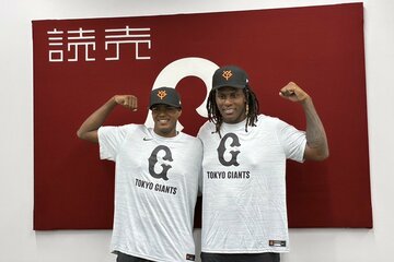 育成選手契約を締結したフランシス・グズマン投手（左）とクリスチャン・フェリス内野手