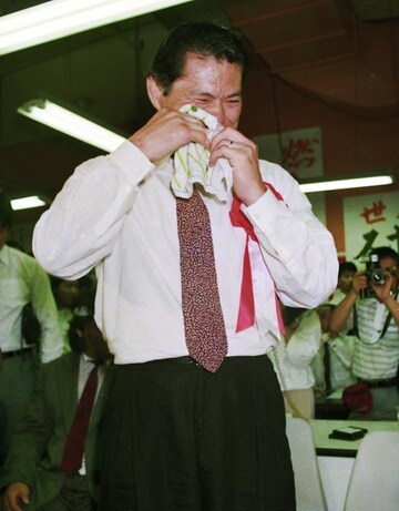 当選して涙をぬぐう猪木（1989年7月、芝公園のスポーツ平和党）