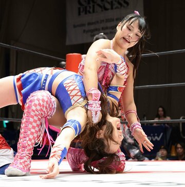 渡辺未詩(上)のバックブリーカーに悶絶する荒井優希
