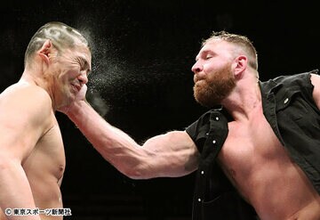  みのる（左）の顔面にモクスリーの張り手がさく裂