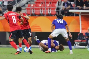 ヒザを押さえ悶絶するンワディケ-ウチェブライアン世雄