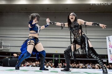 安納サオリに黒スプレーを噴射する上谷沙弥（ⓒスターダム）