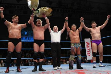 （左から）石川修司、諏訪魔、和田京平レフェリー、近藤修司、鈴木秀樹