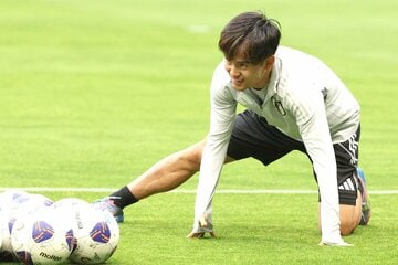 インドネシア戦に向けて調整する久保建英