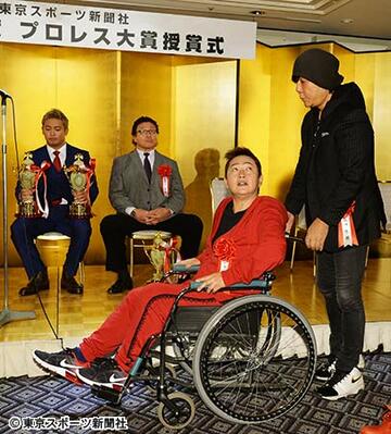 大仁田（右）に車イスを押されて入場する長与千種